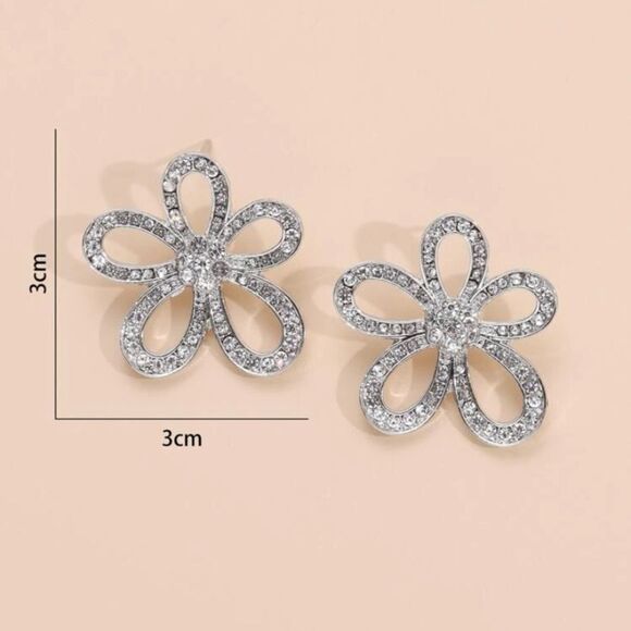 ✨🆕✨ BoHo Shiny Rhinestone Encrusted Flower Stud Earrings✨ - Picture 5 of 9